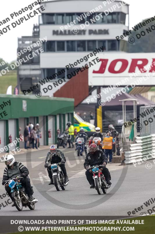 Vintage motorcycle club;eventdigitalimages;mallory park;mallory park trackday photographs;no limits trackdays;peter wileman photography;trackday digital images;trackday photos;vmcc festival 1000 bikes photographs